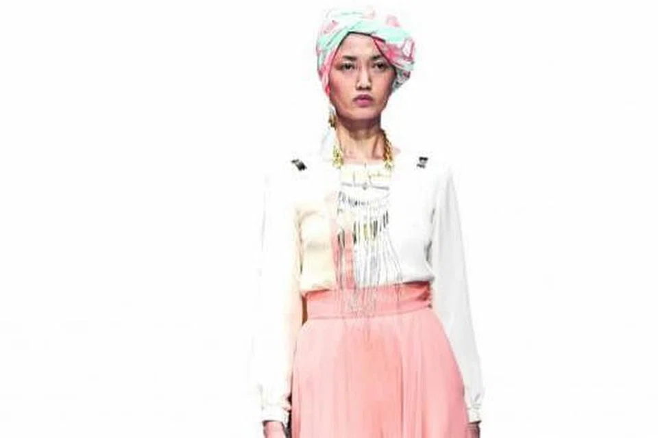 CIPTAAN MENAWAN: Salah satu koleksi fesyen 'Sutra' ciptaan Cik Nur Hafizah. - Foto ZAINAL YAHYA