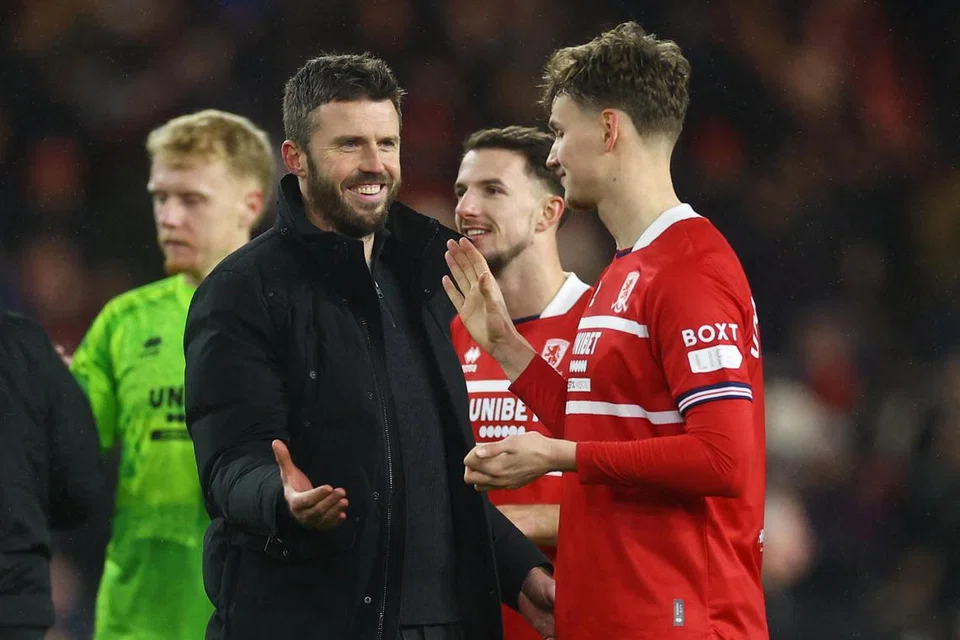LUAR BIASA: Michael Carrick (kot hitam) berjabat tangan sambil mengukir senyuman selepas pasukannya menundukkan Chelsea. 