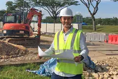 KERJAYA TIADA HAD BATASAN: Itulah yang dirasai jurutera Encik Khairil yang melihat kerjayanya sebagai jurutera profesional bukan penamat, sebaliknya permulaan kepada gerak kerja yang lebih berat dengan memikul tanggungjawab, etika dan tingkah laku profesional. - Foto ihsan KHAIRIL ANUAR MALEK