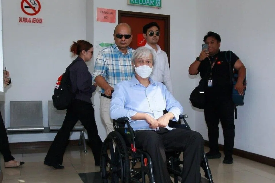 Mantan Ketua Pegawai Eksekutif (CEO) UiTM Holdings Sdn Bhd, Azlizan Fadzil, 53 tahun (berkerusi roda), mengaku tidak bersalah di Mahkamah Sesyen Shah Alam, Selangor, pada 1 Oktober, atas tuduhan pecah amanah membabitkan RM37.37 juta, pada 2017.
