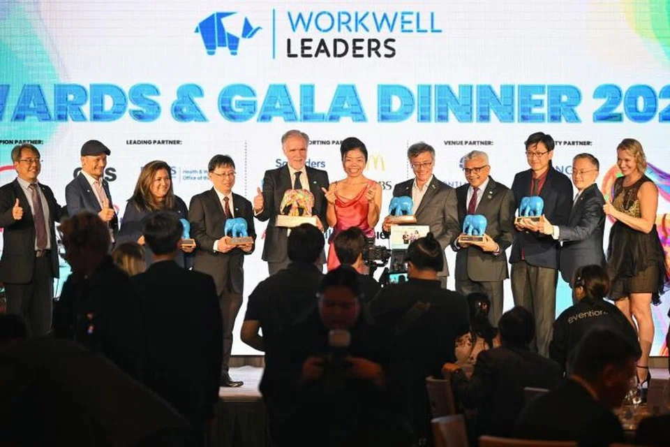 Pengerusi WWL, Cik Anthea Ong (tengah, berbaju merah), bergambar bersama pemenang anugerah dan pemimpin WWL semasa Anugerah ‘Workwell Leaders 2024’ di Royal Pavilion Ballroom Conrad Singapore, Orchard, pada 14 Mac. 