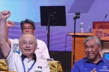 Pengerusi Barisan Nasional (BN), Datuk Seri Dr Ahmad Zahid Hamidi (kanan) bersama Presiden Parti Cina Malaysia (MCA), Datuk Seri Dr Wee Ka Siong. 