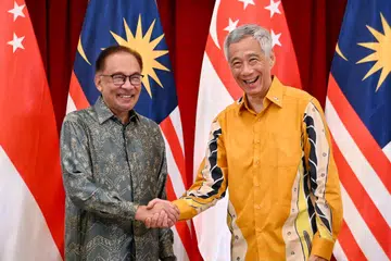 Perdana Menteri, Encik Lee Hsien Loong (kanan), bertemu dengan Perdana Menteri Malaysia, Datuk Seri Anwar Ibrahim, semasa Rahat pemimpin dua negara itu di sini pada Oktober 2023.