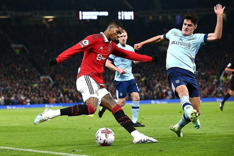 GOL PENTING: Marcus Rashford (jersi merah) beraksi semasa perlawanan menentang Brentford pada Rabu. Gol tunggal United yang dijaringkannya menaikkan pasukan itu semula ke tangga keempat liga. - Foto AFP