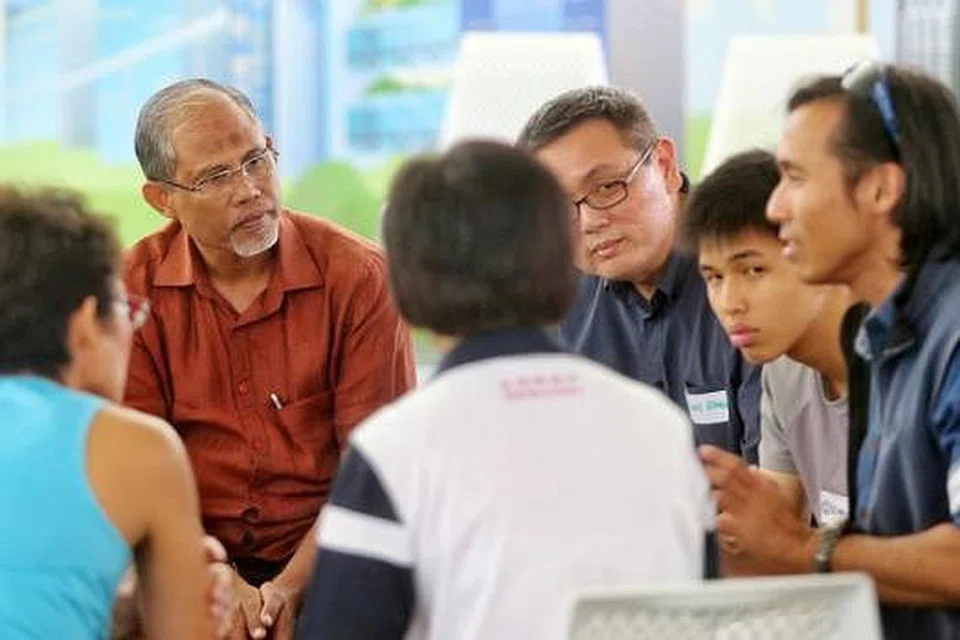 PERKONGSIAN IDEA: Encik Masagos mendengar pandangan peserta sesi dialog SGfuture semalam mengenai cara menjaga kebersihan Singapura. - Foto ZAOBAO