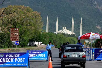 Anggota polis memberi isyarat kepada kenderaan di sekatan jalan berhampiran Masjid Faisal, Islamabad, pada 19 April 2026, ketika Pakistan memperketat kawalan keselamatan sebagai persediaan menjadi tuan rumah pusingan kedua rundingan damai antara Amerika Syarikat dengan Iran.  