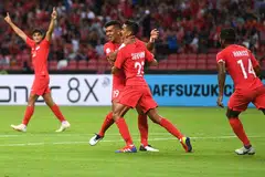 SUMBAT TIGA GOL: Safuwan (tengah, jersi nombor 21) tenang meraikan salah satu daripada tiga golnya. - Foto AFP
