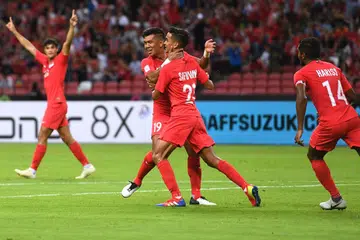SUMBAT TIGA GOL: Safuwan (tengah, jersi nombor 21) tenang meraikan salah satu daripada tiga golnya. - Foto AFP