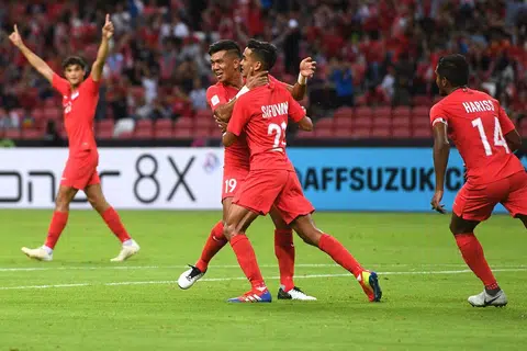 SUMBAT TIGA GOL: Safuwan (tengah, jersi nombor 21) tenang meraikan salah satu daripada tiga golnya. - Foto AFP