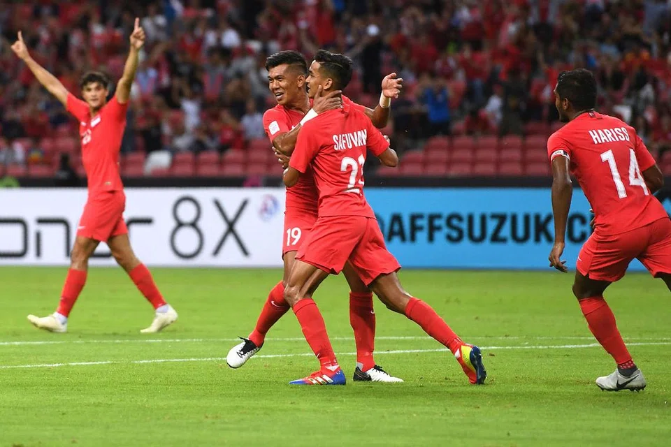 SUMBAT TIGA GOL: Safuwan (tengah, jersi nombor 21) tenang meraikan salah satu daripada tiga golnya. - Foto AFP