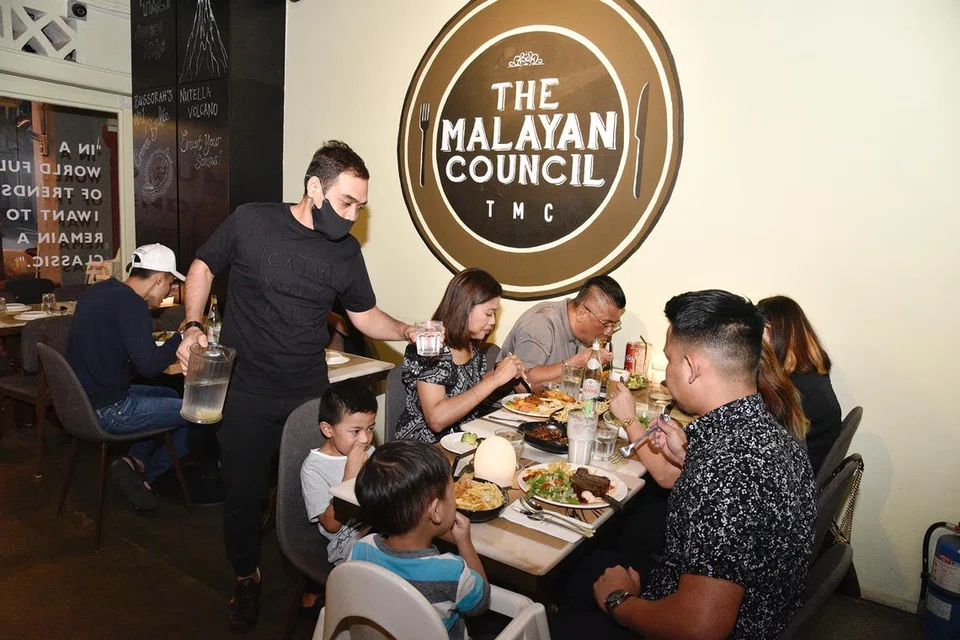 Pengasas pertubuhan makanan dan minuman, The Malayan Council, Mohamad, Hafiz Salim Alkhatib, 38 tahun, baru-baru ini dijatuhi hukuman penjara 29 minggu dan denda $22,000 atas kesalahan di bawah Akta Pengambilan Kerja Tenaga Kerja Asing (EFMA).