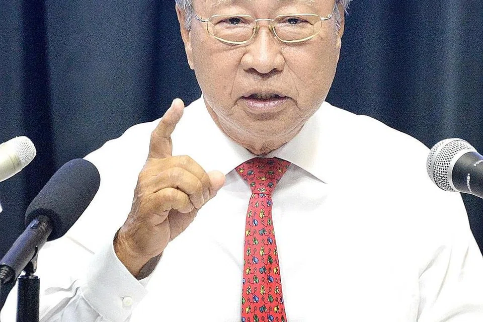 DR TAN CHENG BOCK: Turut mempertikai keputusan pemerintah mengambil kira penggal jawatan Presiden Wee Kim Wee.