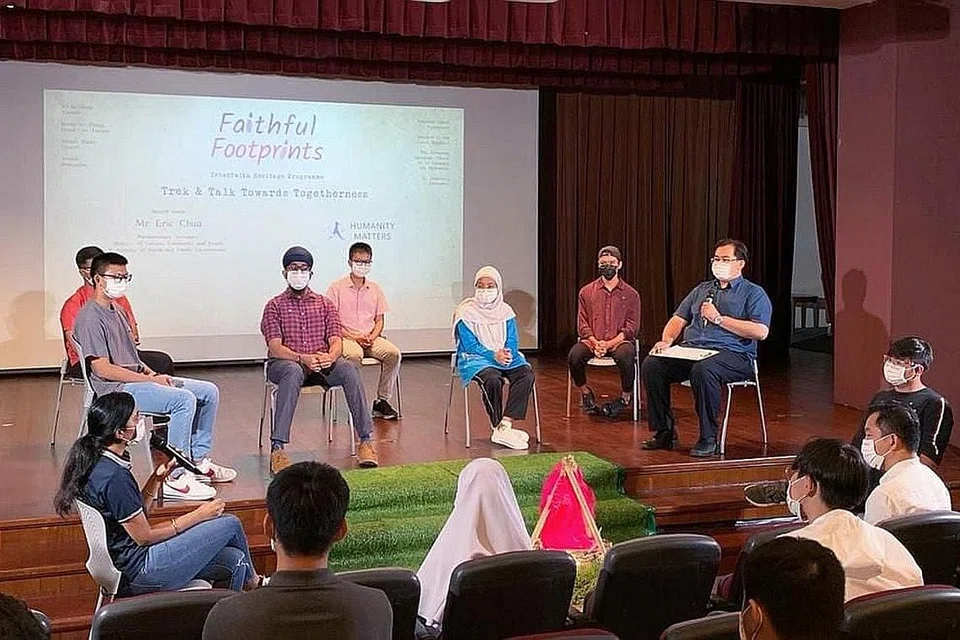 PERBINCANGAN KAUM DAN AGAMA: Pelajar terlibat dalam satu sesi perbincangan mengenai isu kaum dan agama anjuran badan kemanusiaan Humanity Matters baru-baru ini. - Foto FACEBOOK ERIC CHUA