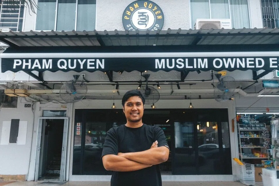 Pemilik restoran Pham Quyen, Encik Fahmy Nasir di luar salah satu cawangan kedai makanan mereka di Simpang Bedok yang ditutup pada Jun 2025. 