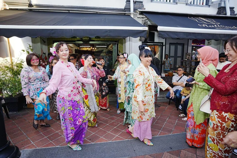 Pengasas Kebaya by Ratianah, Cik Ratianah Tahir, (kiri) di majlis pelancaran siri anak patung memakai kebaya yang dinamakan Orkids by Ratianah di 23 Bussorah Street pada 7 Disember.