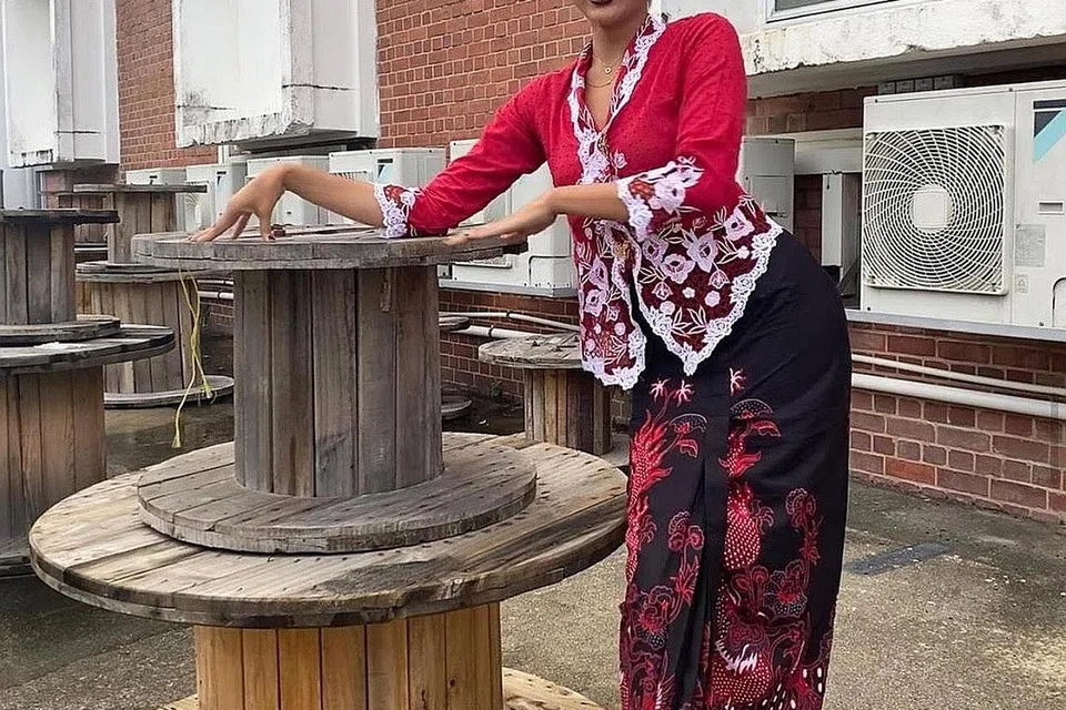 ENGGAN DISIBUKKAN DENGAN TELEFON: Aisyah Aziz menjelaskan antara yang sedang diusahakannya kini adalah untuk tidak terlalu terikat dengan telefon bimbit sehingga ketagihan dan hilang fokus pada kegiatan lebih bermakna. - Foto INSTAGRAM AISYAH AZIZ