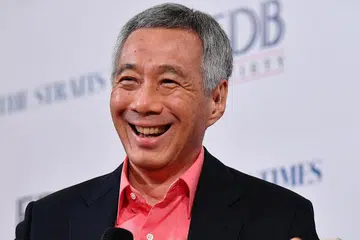 ENCIK LEE HSIEN LOONG: Rakam penghargaan kepada pihak yang terlibat dalam menghasilkan laporan CFE. - Foto fail
