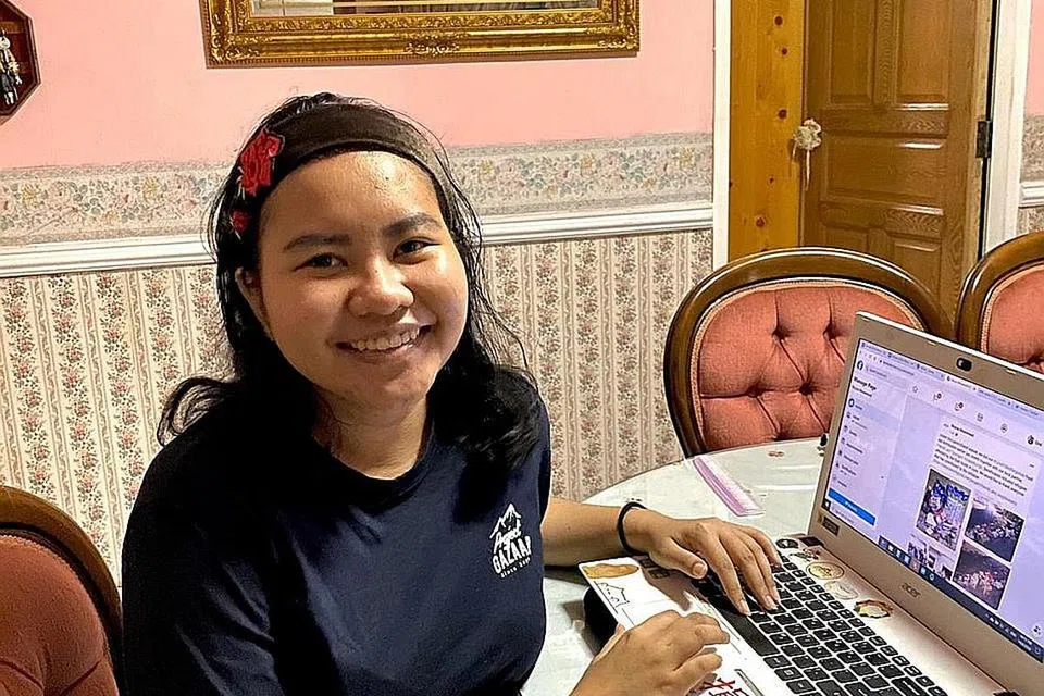 PERSIAPAN DUNIA BEKERJA: Cik Dini berkata pekerjaan sambilannya sebagai seorang guru tuisyen dan pelatih di badan kebajikan Reyna Movement, adalah cara baginya mempersiapkan diri untuk dunia pekerjaan setelah tamat pengajian tahun depan. - Foto ihsan NUR DINI RAHIM 