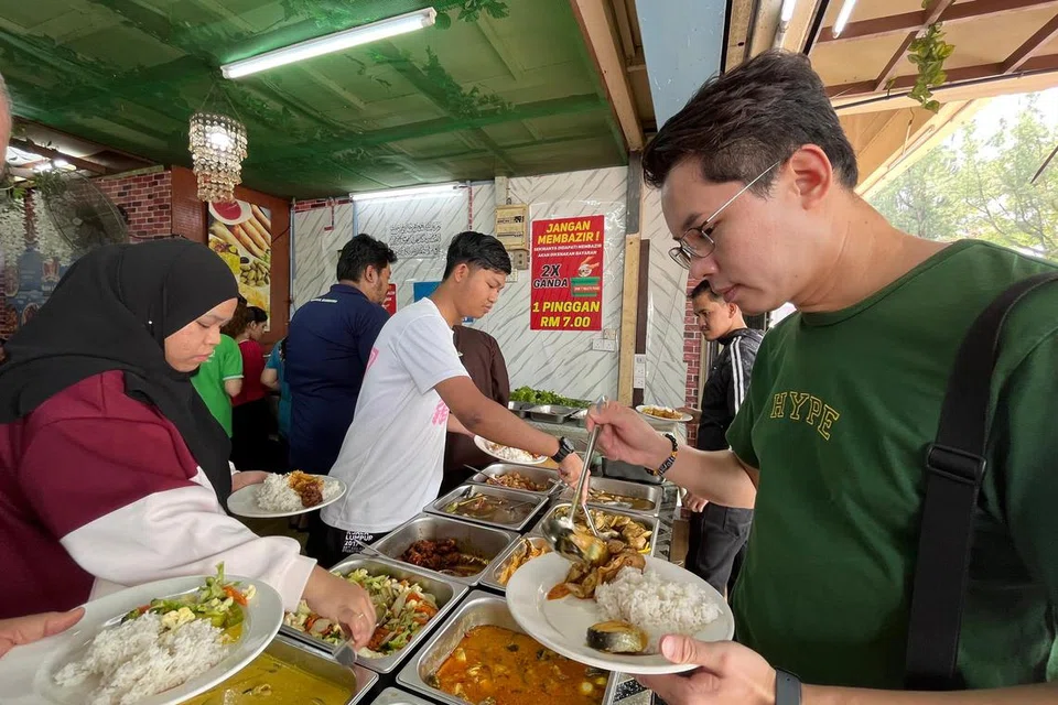 Hanie’s Cafe menyediakan lebih 40 lauk citarasa masakan Melayu dan boleh dinikmati pada harga RM7 sepinggan.