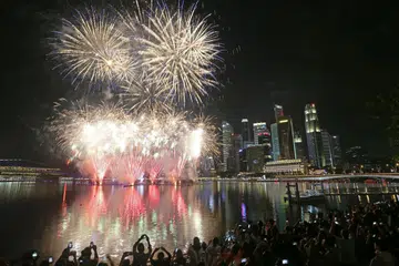 PALING DINANTIKAN: Pertunjukan bunga api memang sentiasa menjadi antara acara kemuncak bagi setiap sambutan Tahun Baru dan tahun ini, pertunjukan bunga api di Marina Bay merupakan yang terbesar di Singapura. - Foto THE STRAITS TIMES 