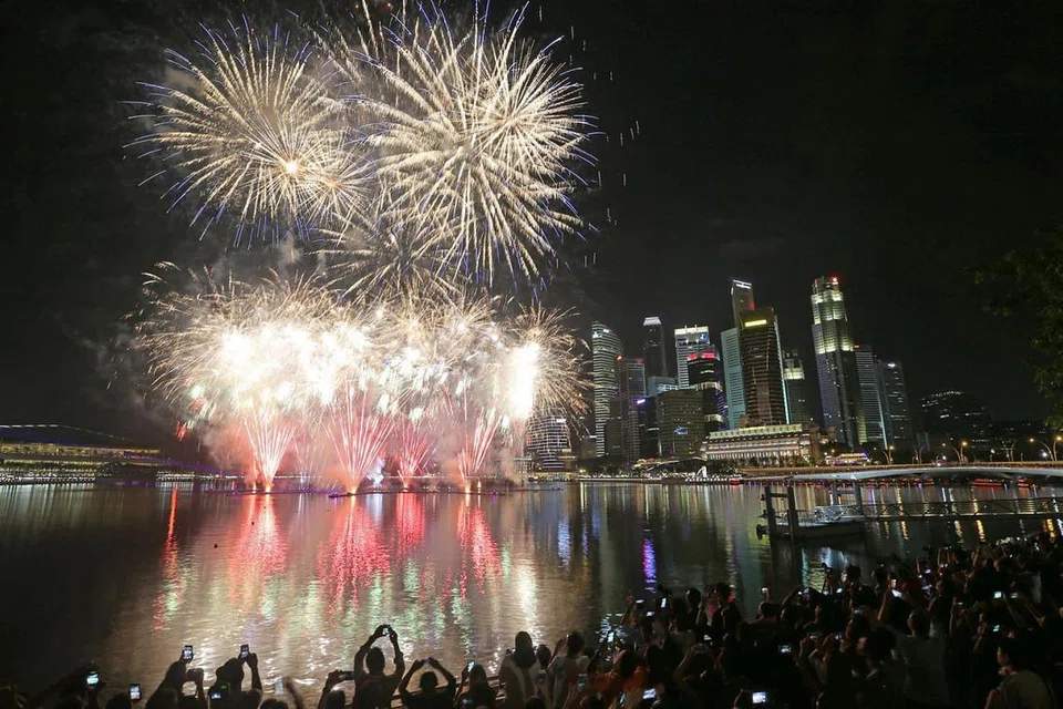 PALING DINANTIKAN: Pertunjukan bunga api memang sentiasa menjadi antara acara kemuncak bagi setiap sambutan Tahun Baru dan tahun ini, pertunjukan bunga api di Marina Bay merupakan yang terbesar di Singapura. - Foto THE STRAITS TIMES 