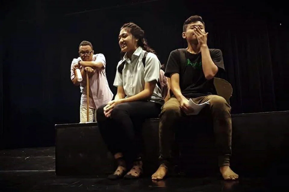 MENYOROT LALUAN KEHIDUPAN PENUNTUT: Kisah cabaran pelajar, harapan guru dan jangkaan ibu bapa dalam dunia persekolahan anak-anak dipaparkan dalam drama Oh Padi Oh Lalang persembahan Theatre 2000 Kelab Masyarakat Tampines West. - Foto BH oleh ASIF SAIFUDIN