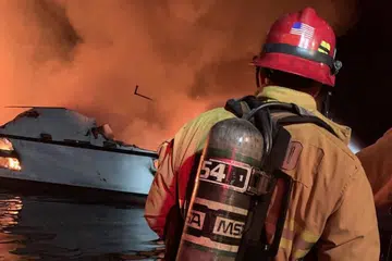 KEBAKARAN ATAS KAPAL SELAM: Kebakaran yang berlaku di atas kapal selam di California ini telah mengambil nyawa 4 penumpang, sementara 30 lain masih hilang. -Foto AFP.