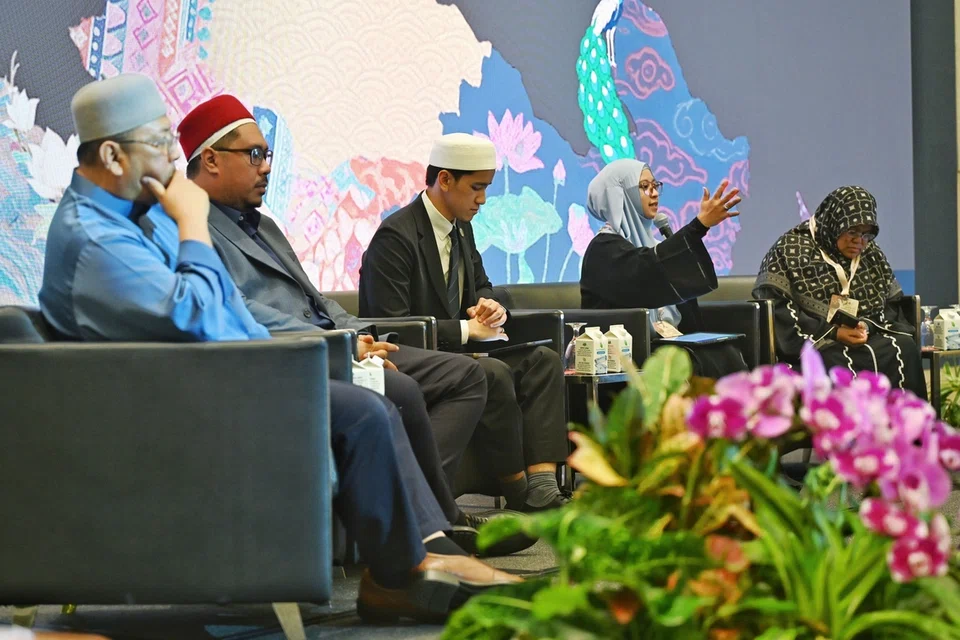 Anggota panel, mualaf di Singapura, mantan Timbalan Mufti, Ustaz Dr Mohammad Hannan Hassan, Pengarah Operasi Akademik di SimplyIslam.sg, Ustaz Muhammad Salleh Abdul Aziz, Ustaz Ahmad Izzilfitri Mohamed Fatris; pensyarah bebas dan asatizah, Ustazah Siti Syariati Sulaiman, kaunselor serta pendidik bebas, Ustazah Kalthom Muhammad Isa