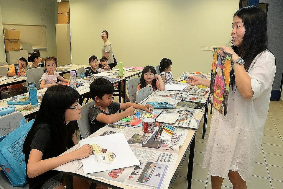 LUAH DAYA KREATIF: Kanak-kanak yang menghadiri Program Seni Kanak-kanak di Kelab Masyarakat Anchorvale berpeluang melakukan pelbagai aktiviti seni seperti melukis, mewarna dan bermacam-macam lagi setiap minggu. 
