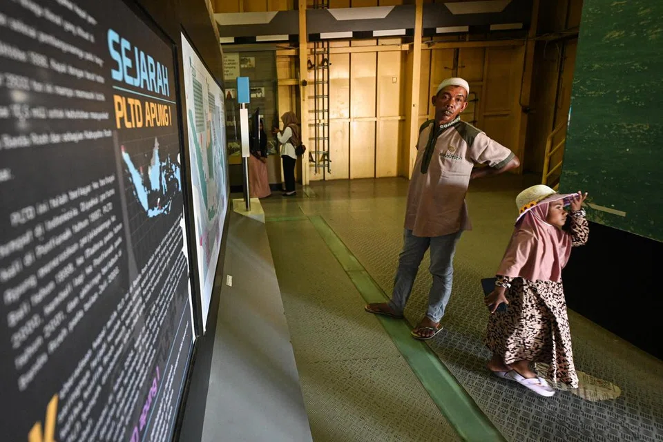 Pelawat di Muzium PLTD Apung, Banda Aceh, pada 6 Disember 2024. Muzium PLTD Apung mempamerkan kapal janakuasa terapung yang dibawa arus deras akibat tsunami 2004 dan terdampar di kawasan darat. Selain menjadi tarikan pelancong, muzium ini berharap dapat mendidik masyarakat dan generasi muda tentang sejarah bencana, pemulihan serta ketahanan penduduk Aceh selepas tsunami. Sebagai pusat pembelajaran, muzium ini juga mengingatkan tentang pentingnya proses bersiap sedia dalam menghadapi bencana alam.