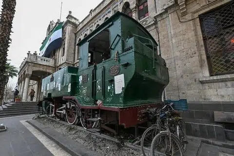 Sebuah lokomotif dipamerkan di luar stesen bersejarah Kereta Api Hejaz di Damsyik pada 26 Januari 2025.