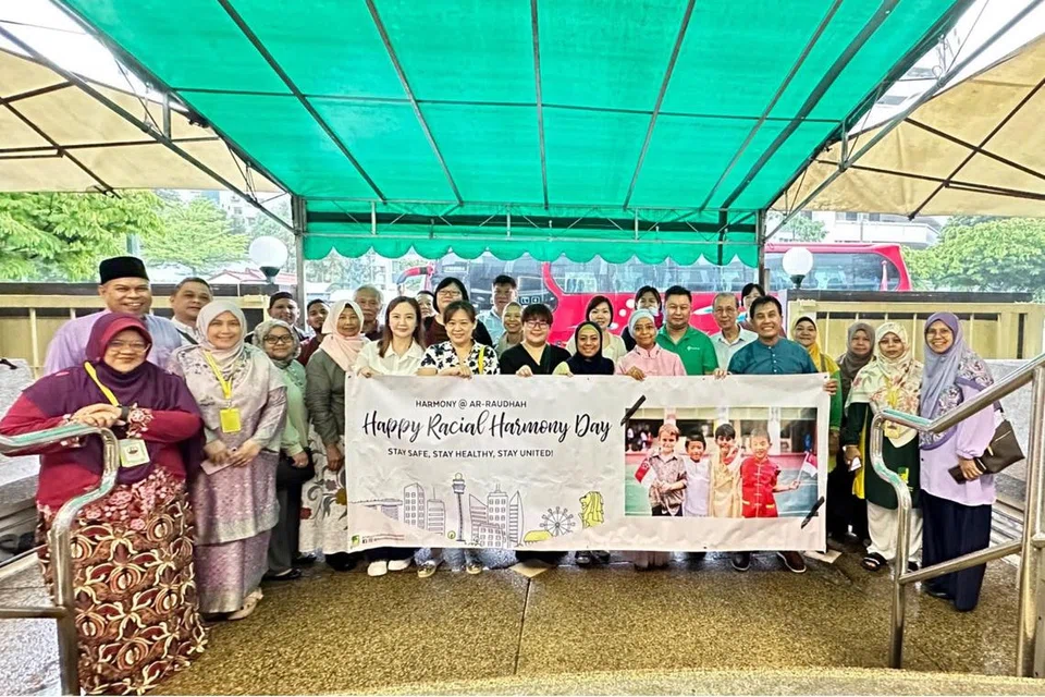 SILANG AGAMA: Sekumpulan anggota Masjid Ar-Raudhah semasa meraikan Hari Keharmonian bersama pengerusi masjid, Ustaz Mohamed Ali Atan (bersongkok hitam), wakil-wakil kelab masyarakat dan pemimpin badan-badan antara agama dan pertubuhan-pertubuhan lain pada Julai 2023.