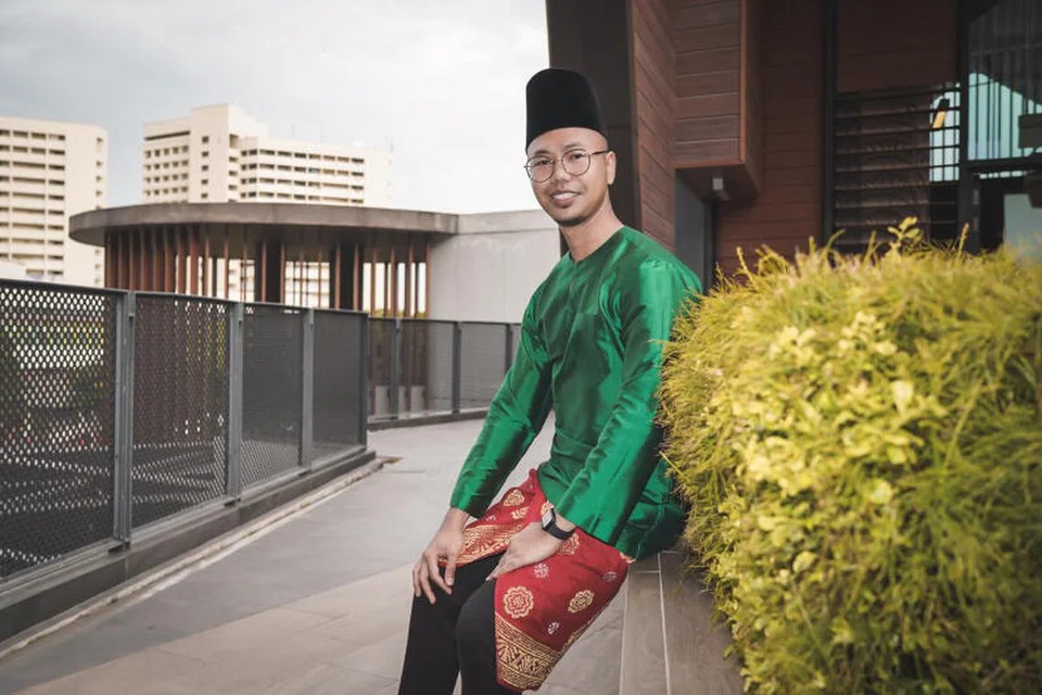 AKTIF MAJUKAN SENI: Pengasas beberapa kumpulan seni seperti Orkestra Sri Temasek, PermaiSuara dan Syairpura, Encik Hanafi Idrus senangi kegiatan yang mencerminkan kehalusan nilai kemelayuan.