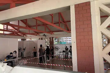 UJIAN SWAB WAJIB: Seramai 85 penjaja di pasar dan pusat penjaja Blok 116 Bukit Merah View menjalani swab wajib di tapak sementara di Blok 125A bermula 10 pagi semalam. - Foto BH oleh TIMOTHY DAVID.