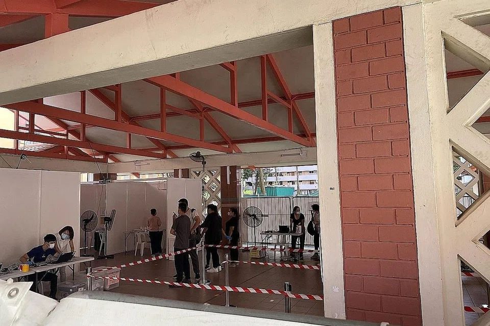 UJIAN SWAB WAJIB: Seramai 85 penjaja di pasar dan pusat penjaja Blok 116 Bukit Merah View menjalani swab wajib di tapak sementara di Blok 125A bermula 10 pagi semalam. - Foto BH oleh TIMOTHY DAVID.