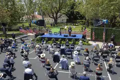 DENGAR DENGAN TELITI: Hadirin sedang mendengar ucapan Encik Pompeo di California mengenai perlunya negara dunia bersatu untuk mengimbangi dan menghadapi tingkah laku China. - Foto AFP, EPA-EFE