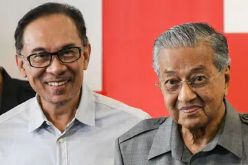 PERALIHAN: Dr Mahathir (kanan) berkata beliau akur dengan persetujuan bahawa beliau akan menjadi Perdana Menteri sementara bagi tempoh yang disebut iaitu dua tahun sebelum menyerahkan jawatan itu kepada Datuk Seri Anwar (kiri). - Foto fail