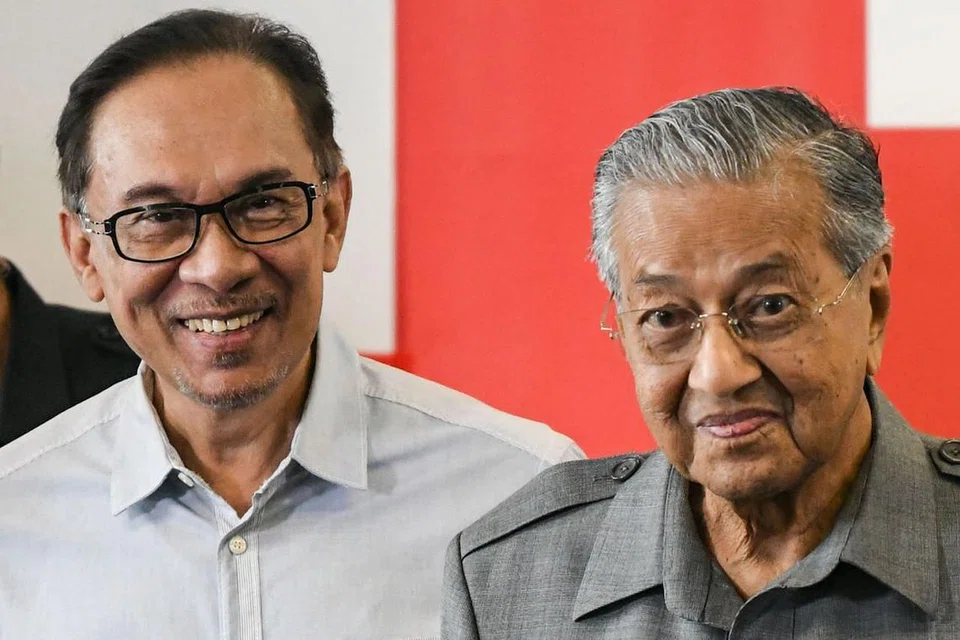 PERALIHAN: Dr Mahathir (kanan) berkata beliau akur dengan persetujuan bahawa beliau akan menjadi Perdana Menteri sementara bagi tempoh yang disebut iaitu dua tahun sebelum menyerahkan jawatan itu kepada Datuk Seri Anwar (kiri). - Foto fail
