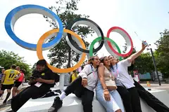 Para pelancong yang hadir di kawasan Paris sempat bergambar di arena Olimpik Paris 2024.