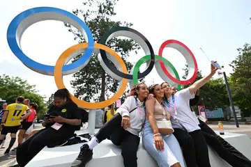 Para pelancong yang hadir di kawasan Paris sempat bergambar di arena Olimpik Paris 2024.