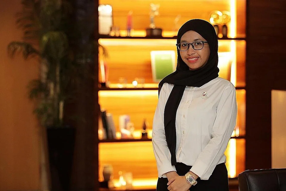 MAHU DORONG BELIA: Cik Nur Haziqah Mohd Yazib mahu dorong belia lain agar tampil menyumbang semula kepada masyarakat tidak kira dalam apa jua bidang. Beliau merupakan antara 400 anggota sukarelawan yang menerima pensijilan di bawah Program Kepimpinan Youth Corps. - Foto-foto BH oleh GIN TAY 
