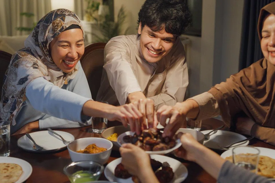 Berbuka puasa dengan memakan kurma. Berpuasa boleh mendatangkan banyak manfaat kepada tubuh badan, sekali gus menjadi kita semakin sihat. Ini terutamanya jika ibadah ini dilakukan dengan cara yang begitu, termasuk dari segi kesihatan.