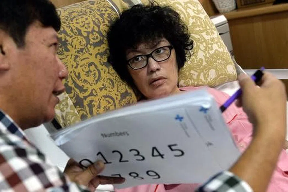 SERING DITEMANI SUAMI TERSAYANG: Suami mantan penerbit radio, Sharifah Noor Idros Albar, Encik Mohd Jailani Salleh, sering berada di sisinya dengan membantu menyuapkan makanan, mengalihnya dari tempat duduk ke katil dan sabar membantunya mengeja perkataan yang ingin dilafazkan isterinya. Sharifah mengalami angin ahmar baru-baru ini dan terlantar di hospital sejak empat bulan lalu. - Foto TAUFIK A. KADER