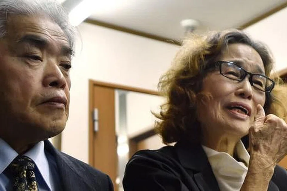 LUAHAN HATI IBU: Cik Junko Ishido, ibu Encik Kenji Goto, tebusan kedua Jepun yang dibunuh IS, bercakap kepada wartawan sementara suaminya, Encik Yukio Ishido, berdiri di sebelahnya, di rumah mereka di Tokyo, kelmarin. - Foto AFP