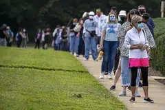 TUNGGU GILIRAN MENGUNDI: Orang ramai beratur sambil mematuhi arahan jarak selamat dek Covid-19, untuk mengundi awal di Pusat Pemerintah Fairfax baru-baru ini di Fairfax, Virginia. - Foto AFP