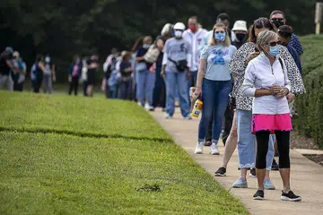 TUNGGU GILIRAN MENGUNDI: Orang ramai beratur sambil mematuhi arahan jarak selamat dek Covid-19, untuk mengundi awal di Pusat Pemerintah Fairfax baru-baru ini di Fairfax, Virginia. - Foto AFP
