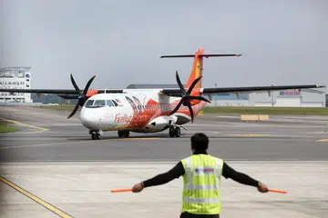 PENDARATAN DIBATALKAN: Pendaratan pesawat penerbangan Firefly (FFM3122) dari Selangor sepatutnya di Lapangan Terbang Seletar, namun hujan lebat memaksa juruterbangnya membatalkan rancangan tersebut, dan mendarat di Johor pula. -Foto FAIL ST.