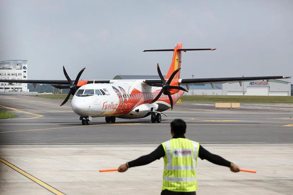 PENDARATAN DIBATALKAN: Pendaratan pesawat penerbangan Firefly (FFM3122) dari Selangor sepatutnya di Lapangan Terbang Seletar, namun hujan lebat memaksa juruterbangnya membatalkan rancangan tersebut, dan mendarat di Johor pula. -Foto FAIL ST.