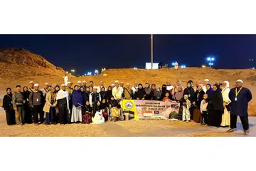 KENANGAN DI BUKIT UHUD: Bergambar ramai semasa menziarahi Bukit Uhud. - Foto HAFIZA TALIB 