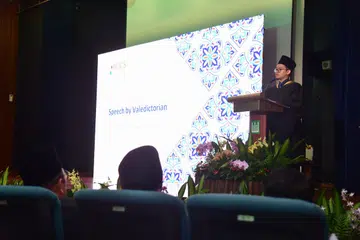 Ustaz Ahmad Arifin Muhamad Ekhsan memberikan ucapan ‘valedictorian’ beliau semasa majlis tamat program Sijil Possiswazah Islam dalam Masyarakat Kontemporari (PCICS) pada 2 Mac.
